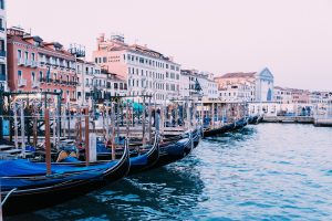 Thumbnail voor 'Imbeciele' toeristen surfen over Canal Grande in Venetië (en dat kost hen véél geld)