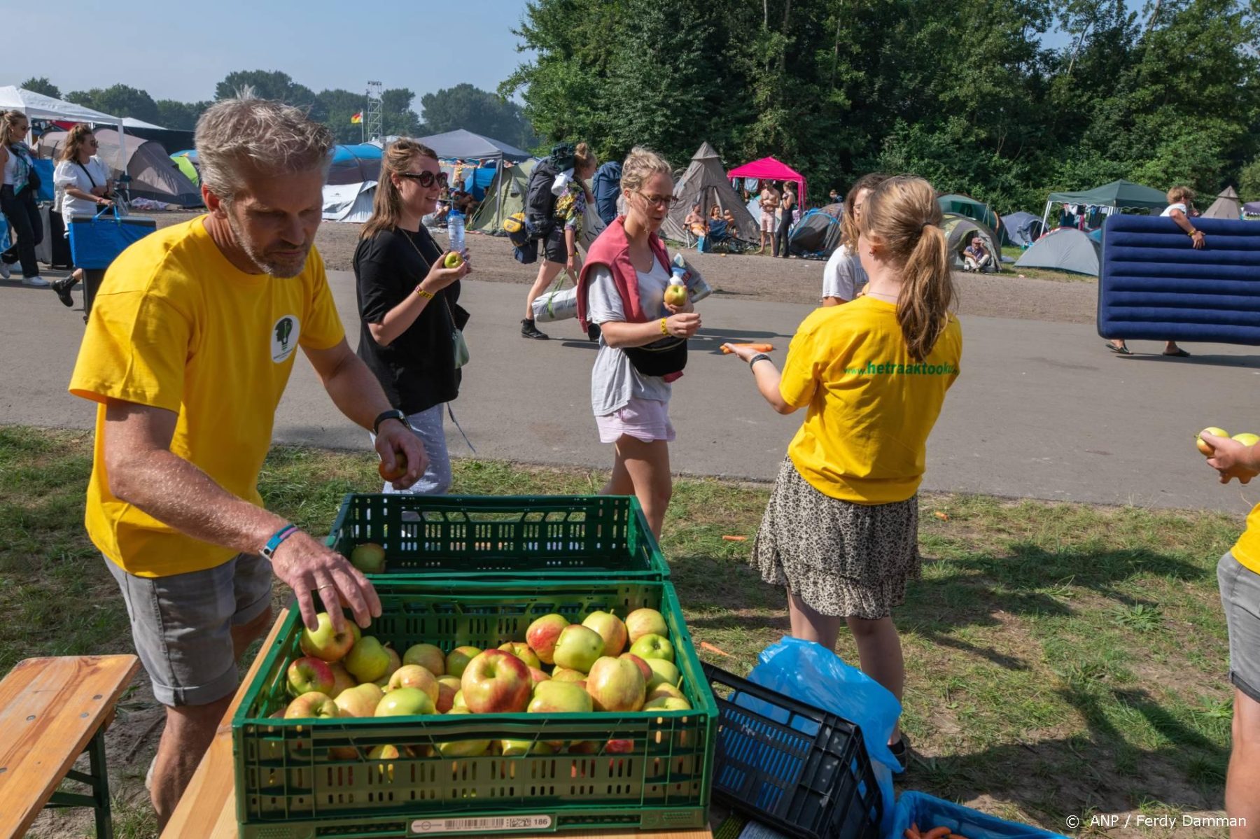 Smakelijke actie: boeren delen wortels en appels uit op Lowlands