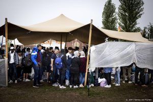Thumbnail voor Weer te weinig opvangcapaciteit: ongeveer 250 asielzoekers sliepen vannacht buiten bij Ter Apel