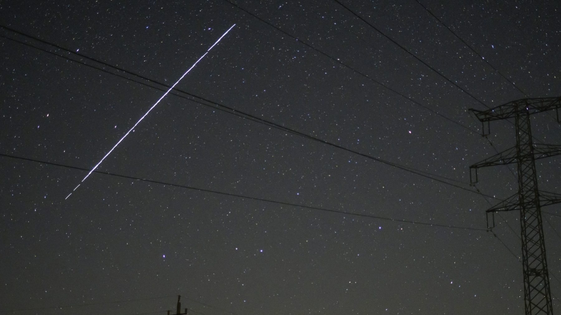 Brabanders in paniek om mysterieuze 'ufo's' in de lucht, blijkt project van Elon Musk