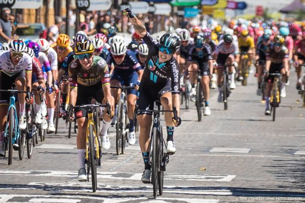 Lorena Wiebes Europees kampioene wielrennen na fotofinish