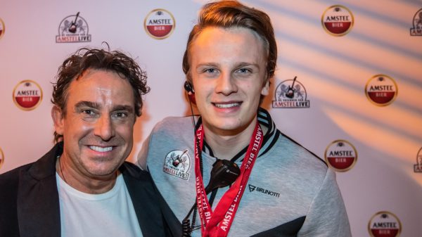 Luca en Marco Borsato twee mannen vader en zoon lachend naast elkaar