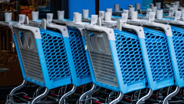 Nooit meer zoeken naar een muntje: Albert Heijn stopt met muntjessysteem voor winkelwagens