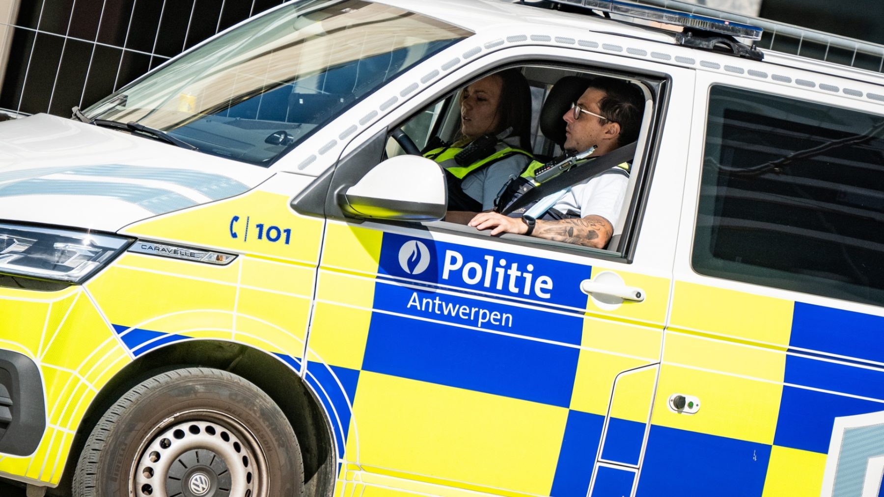 Vier Nederlanders in Antwerpen opgepakt met brandbommen en wapen LINDA.nl