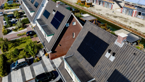 Thumbnail voor Eneco gooit vergoeding voor zonnepanelenbezitters omlaag