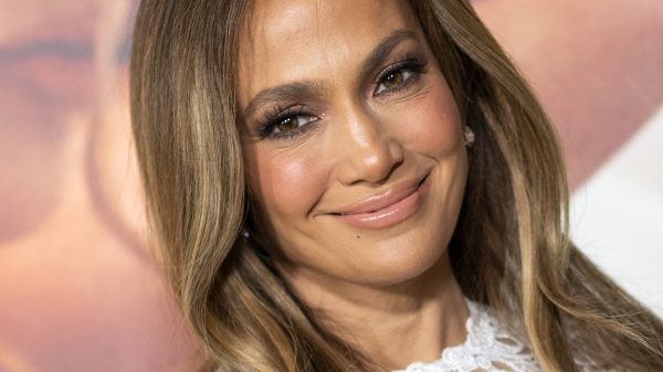Niet 1, maar 5 jurken: dit zijn alle prachtige trouwlooks van Jennifer Lopez