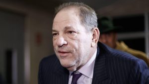 Thumbnail voor Misbruikslachtoffer Weinstein: 'Ik veegde alles af en kleedde me zo snel mogelijk aan'