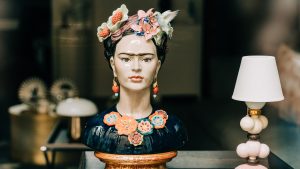 Thumbnail voor Hoe iedere vrouw van nu zichzelf herkent in kunstenares Frida Kahlo: 'Je hoeft niet perfect te zijn'