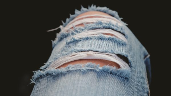 Museum mond opmerking Ja mam, die gaten hóren zo': gescheurde jeans zijn (weer) helemaal hip -  LINDA.nl