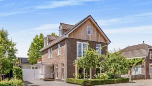 Thumbnail voor Seventies, maar dan nóg beter: kleurrijkste huis in Noord-Brabant staat te koop