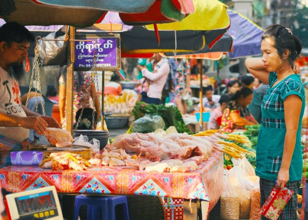 Voorkom voedselvergiftiging: wat kun je wel en niet eten in het buitenland?