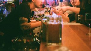 Thumbnail voor Shaye's (25) barman noemde haar zijn 'droomvrouw': 'Hij verliet zijn vriendin voor mij'