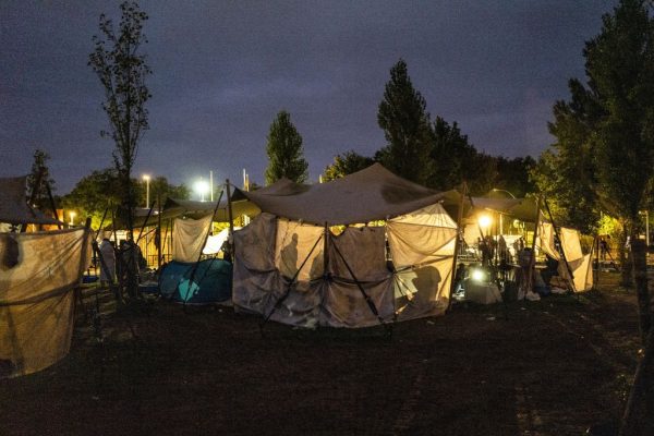 Asielzoekers Ter Apel vrijdagavond opgehaald met bussen