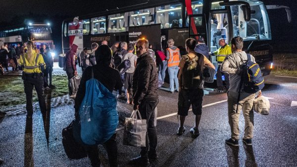 Tientallen vluchtelingen blijven achter in Ter Apel