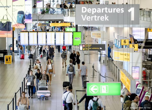 Schiphol heeft geen problemen op drukke zaterdag: 'Alles loopt goed door'