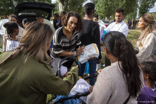 Glennis Grace deelt auto’s vol spullen uit bij Ter Apel