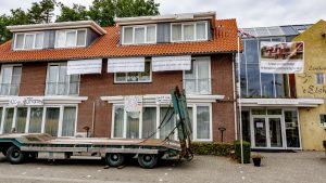 Thumbnail voor Brand geweest op terrein bij 'asielhotel' in Albergen, politie doet onderzoek