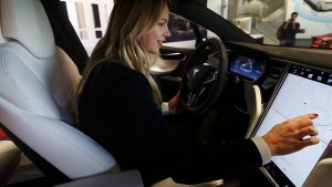 Thumbnail voor In de auto ben je (te) lang bezig met je touchscreen: 'Onveiliger dan fysieke knoppen'