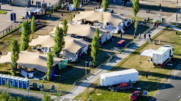 Op1 dinsdag live te zien vanuit aanmeldcentrum Ter Apel