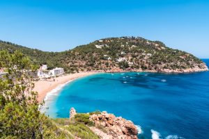 Thumbnail voor Politie op Ibiza doet grootste vangst roze cocaïne ooit (in Spanje)