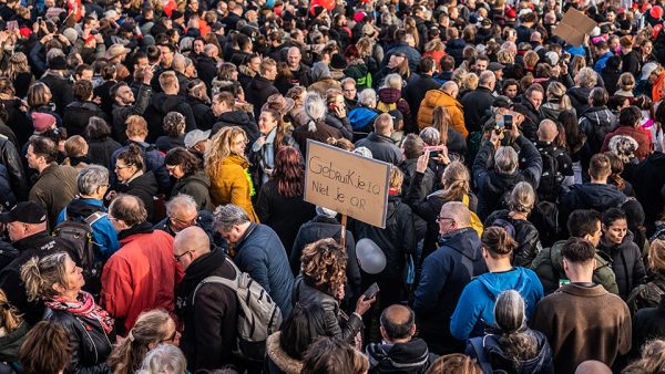 Duizenden mensen demonstreren zondag tegen overheid in Amsterdam