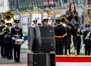 Thumbnail voor Trotse Floor Jansen keek Max bemoedigend in de ogen tijdens zingen volkslied