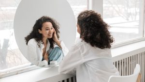 Thumbnail voor Narcisme onder vrouwen: 'Steeds meer vrouwen met narcistische trekken'