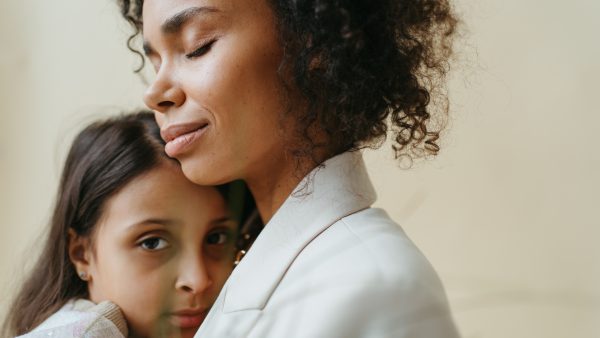 Laat dat kind los, curlingouder: 'Leer jonge vrouwen emotionele competentie'