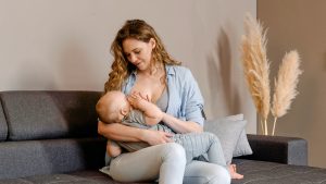 Thumbnail voor Baby's krijgen rond chemische fabriek in Dordrecht via moedermelk te veel PFAS binnen