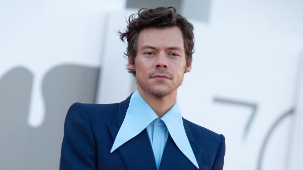 Harry Styles zoent Nick Kroll op filmfestival van Venetië, maar fans gaan over iets ánders los