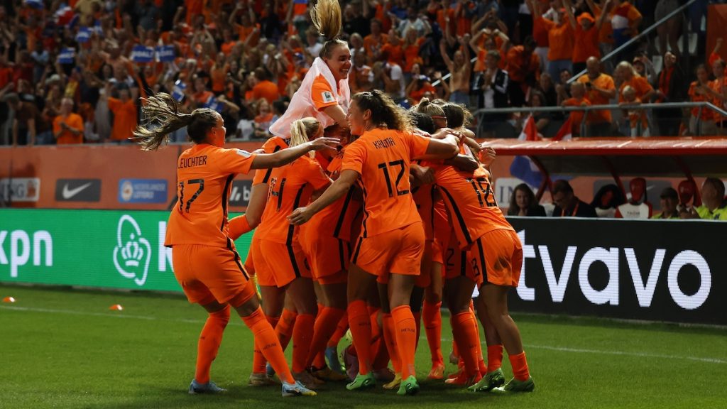 Nederlandse voetbalsters verslaan IJsland en gaan naar WK 2023