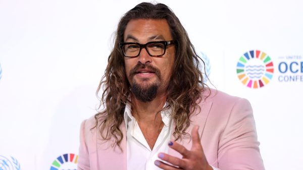 Jason Momoa scheert hoofd kaal