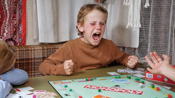 Vliegend bordspel door de kamer? Ruzie tijdens potje Monopoly is goed voor kinderen