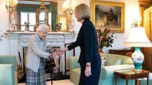 Thumbnail voor Paarse handen en gebogen houding: Britten maken zich zorgen om Queen Elizabeth