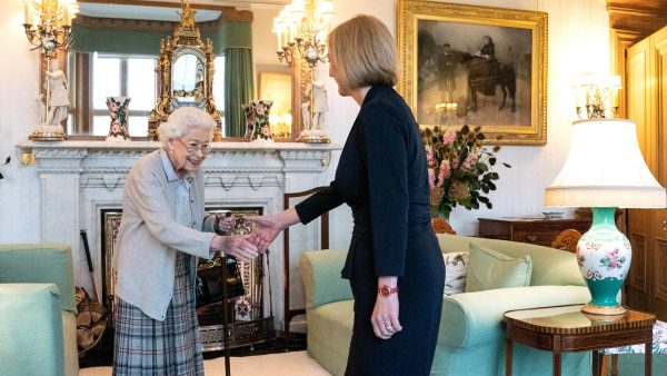 Zorgen om paarse handen en gebogen houding van Queen Elizabeth