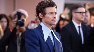 Thumbnail voor #Spitgate: Harry Styles grapt tijdens concert over spugen op Chris Pine