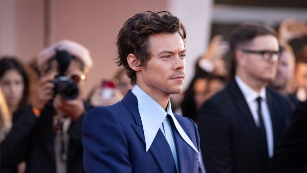 Harry Styles op podium: 'Heb even op Chris Pine gespuugd'