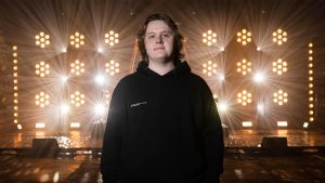 Thumbnail voor Lewis Capaldi heeft tics door Gilles de la Tourette: 'Niet denken dat ik coke gebruik'