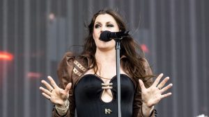 Thumbnail voor Floor Jansen brengt nieuwe single uit: 'Mijn meest poppy liedje tot nu toe'