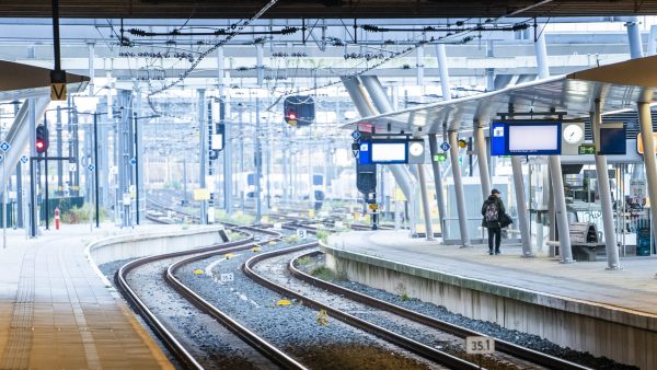 NS-staking: Niet drukker op de weg en rustig op stations