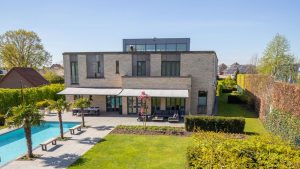 Thumbnail voor Nooit meer lampen ophangen: villa in Prinsenbeek met 'dure' verzameling te koop