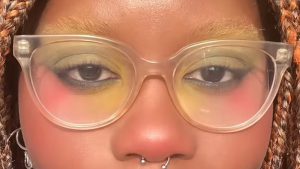 Thumbnail voor Zie je door je bril je oogschaduw niet meer? Roni (22) deelt dé oplossing op TikTok