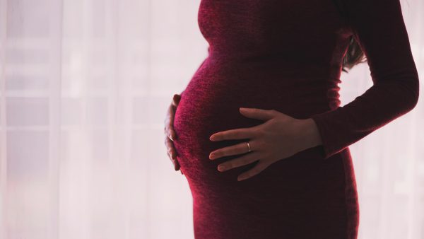 Ivf-draagmoederschap moet voor álle gezinsvormen in de basisverzekering, pleiten organisaties