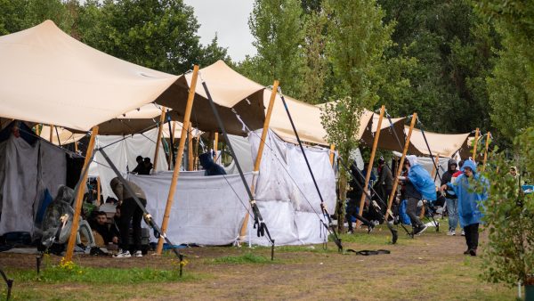 AZC Ter Apel in de regen