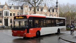 Thumbnail voor Stadsbus ramt bushalte in Den Bosch, glazen dak komt naar beneden