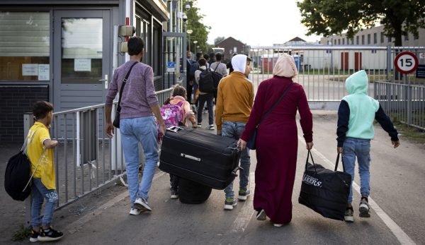 Meeste gemeenten met grote azc's ervaren geen overlast van asielzoekers