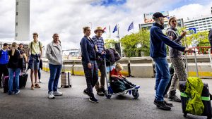 Thumbnail voor Wéér krankzinnige drukte op Schiphol: luchthaven vraagt maatschappijen vluchten te annuleren