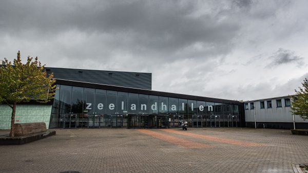 Veiligelanders slapen buiten op rotonde in Goes, politie grijpt niet in