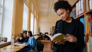 Thumbnail voor Blokken zonder boek: leerlingen wachten nog op schoolboeken door personeelstekorten