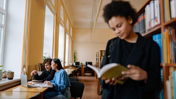 Leerlingen wachten nog op schoolboeken door personeelstekorten